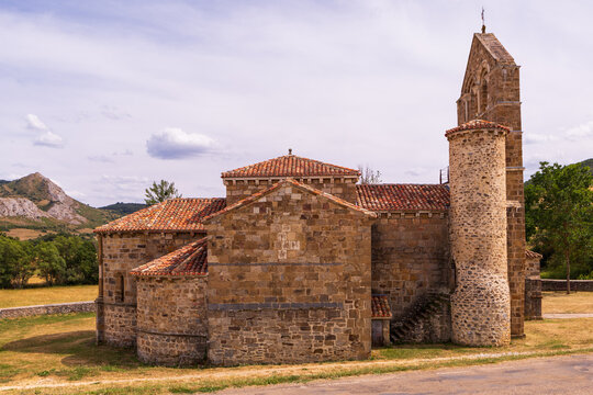 Romanesque collegiate church in north of Palencia, featuring Latin cross plan, single nave, and three semicircular apses