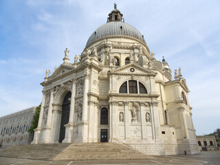 Obraz premium Historic baroque church with large dome and ornate white stone facade in Venice, Italy