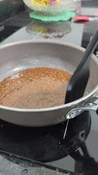 Close-up de Panqueca de Chocolate Cozinhando e Fritando na Frigideira Quente