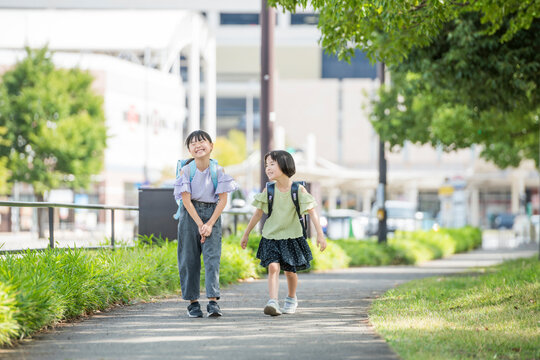 歩道を歩くランドセル姿の子供たち