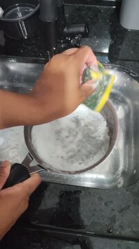 lavando a panela na pia com bucha, Higiene e limpesa dos utencilios domesticos 