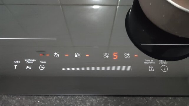ligando o fog&atilde;o de indu&ccedil;&atilde;o, cozinha moderna