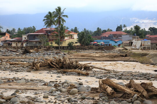 The major damage caused by flash floods in Padang City that occurred in December 2025 brought large logs from the hills and destroyed everything in its path.