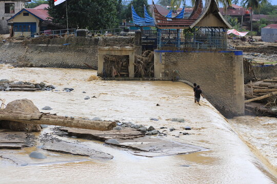 The major damage caused by flash floods in Padang City that occurred in December 2025 brought large logs from the hills and destroyed everything in its path.