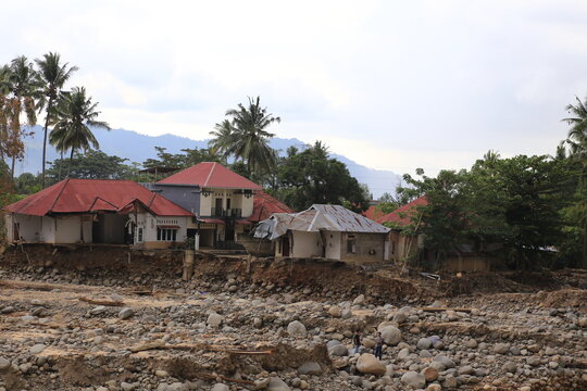 The major damage caused by flash floods in Padang City that occurred in December 2025 brought large logs from the hills and destroyed everything in its path.