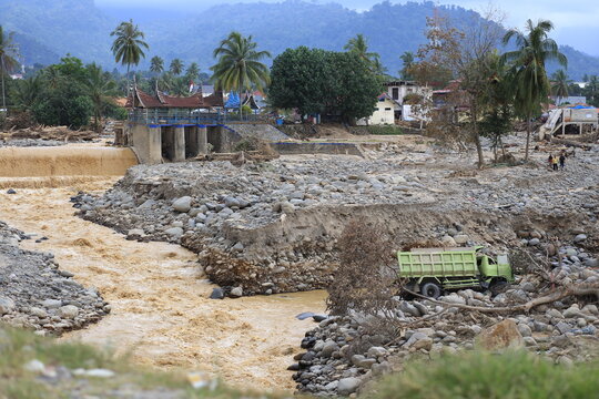 The major damage caused by flash floods in Padang City that occurred in December 2025 brought large logs from the hills and destroyed everything in its path.