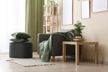 Naklejka premium Cozy living room interior design with modern furniture, green accents, and natural light for home comfort and relaxation