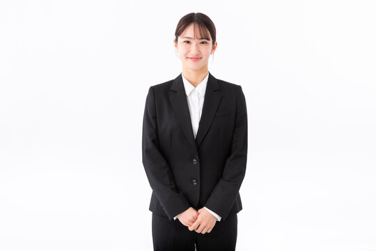 笑顔の若いスーツの女性