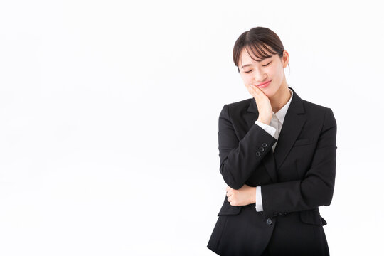悩む若いスーツの女性