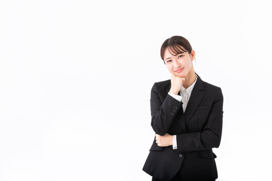 考える若いスーツの女性