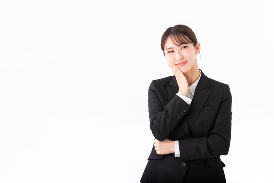 考える若いスーツの女性
