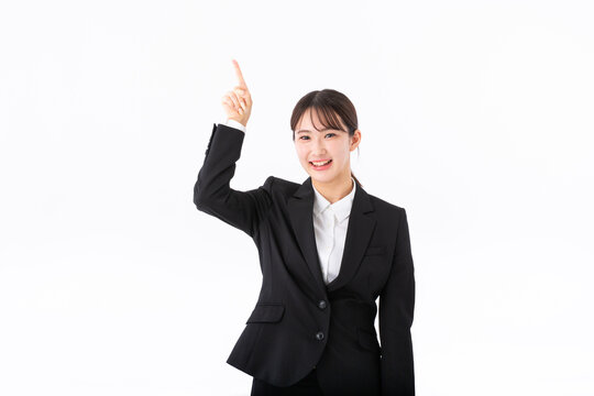 指をさす若いスーツの女性