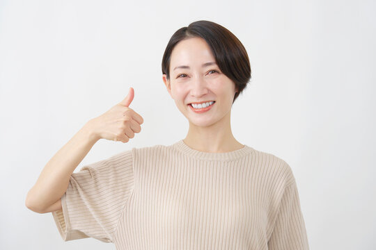 女性　ミドルエイジ　グッドサイン　白背景
