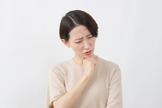 女性　ミドルエイジ　悩む　白背景
