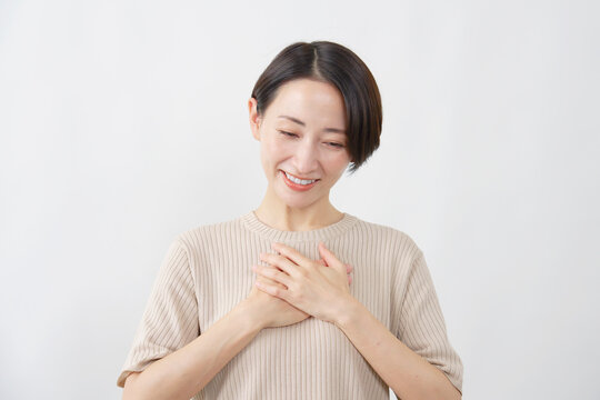 安心する女性　ミドルエイジ　白背景