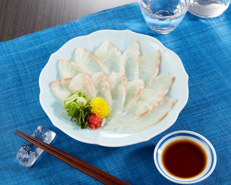 美味しそうな鯛の薄造りイメージ