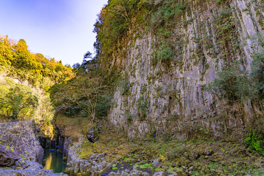 Immense paroi rocheuse volcanique dans les gorges de Takachiho