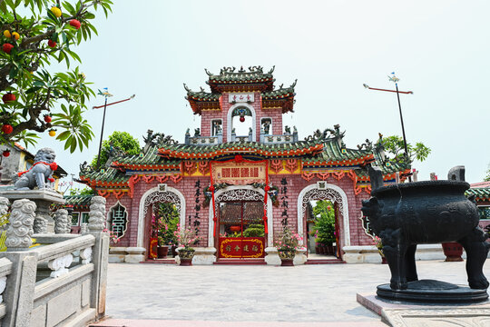 HOI AN, VIETNAM, APRIL 19, 2026 Chinese gate entrance with dragon sculpture and stone lion statue at Fujian Assembly Hall in ancient town