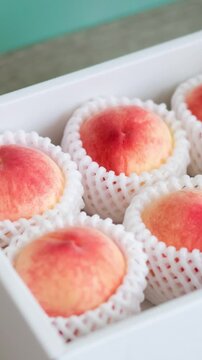 箱詰めされた桃　ふるさと納税の返礼品_縦長