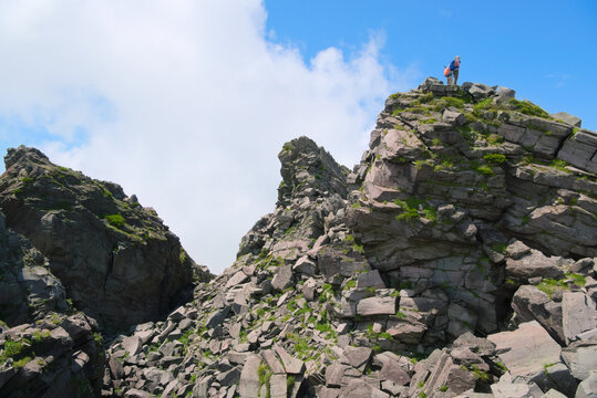 山形県の鳥海山、岩峰が立ち並ぶ新山頂上付近