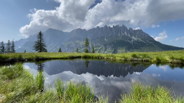 Berg Hochk&ouml;nig in &Ouml;sterreich mit Spiegelung im Wasser