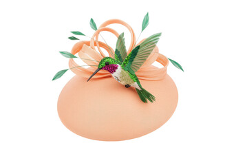 Naklejka premium Peach fascinator adorned with a vibrant green and magenta hummingbird isolated white background