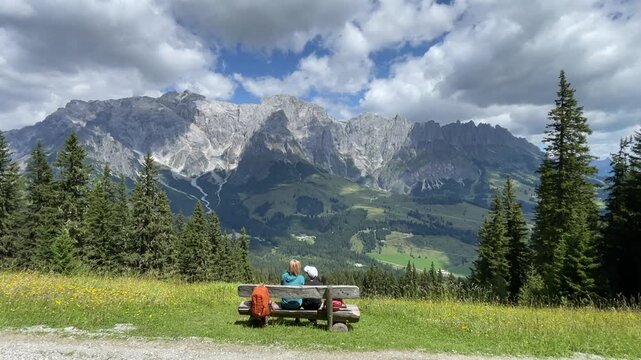 Sitzbank mit Blick zum Berg Hochk&ouml;nig in &Ouml;sterreich