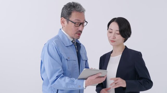 ビジネス（作業着の男性とスーツの女性）