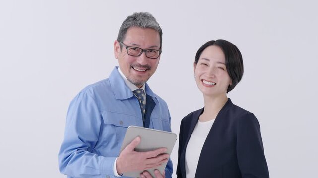 ビジネス（作業着の男性とスーツの女性）