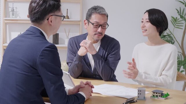 不動産購入を考える夫婦と営業マン