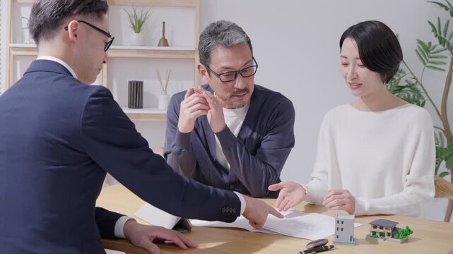 不動産購入を考える夫婦と営業マン