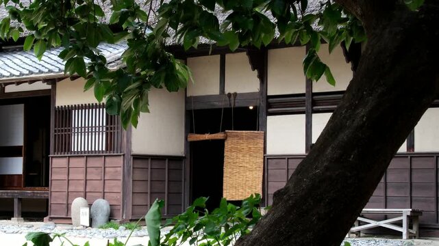 茅葺屋根とすだれ