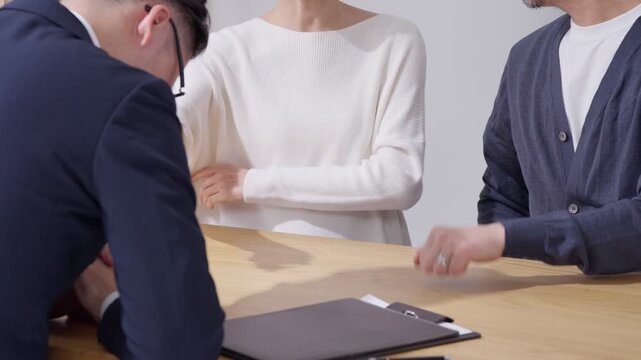 営業マンと客