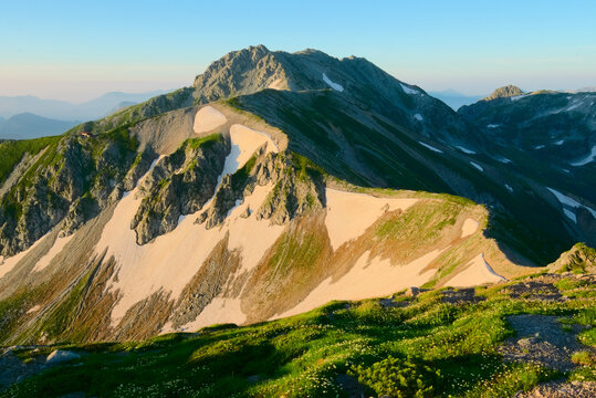 北アルプスの立山、別山南峰から望む立山