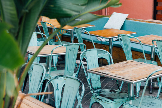Chaises vintage bleues dans un bar restaurant. Absence de client dans un commerce de restauration brasserie. Tables dans un restaurant