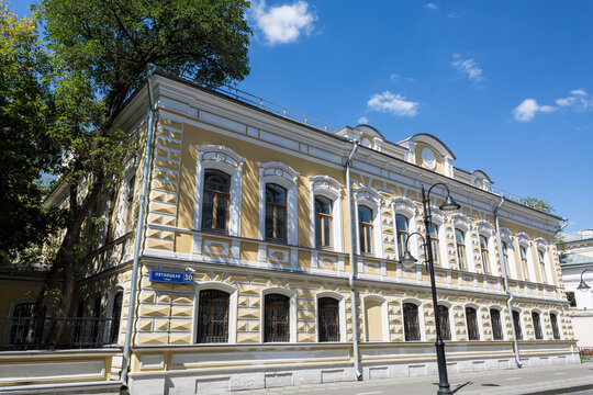Moscow, Pyatnitskaya street, 30, city estate of the 18th and 19th centuries