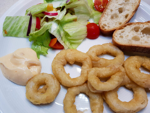 Gebackene Tintenfischringe mit Brot und Salat