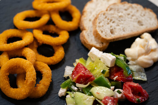 Gebackene Tintenfischringe mit Brot und Salat