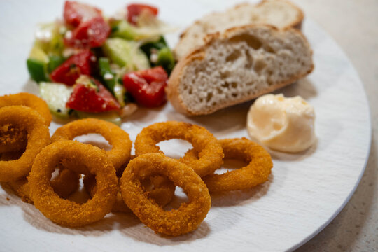 Gebackene Tintenfischringe mit Brot und Salat