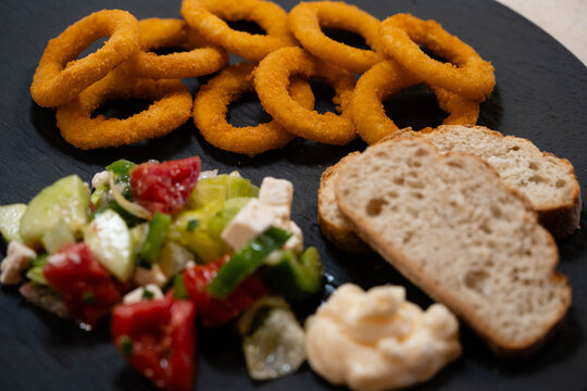 Gebackene Tintenfischringe mit Brot und Salat