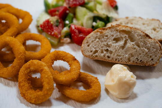 Gebackene Tintenfischringe mit Brot und Salat