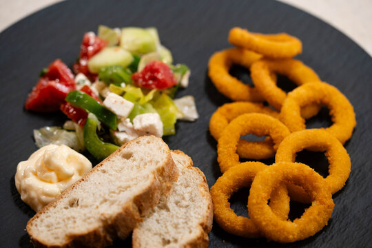 Gebackene Tintenfischringe mit Brot und Salat