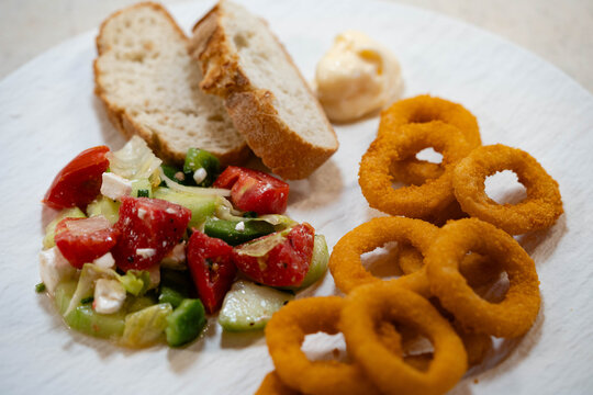 Gebackene Tintenfischringe mit Brot und Salat