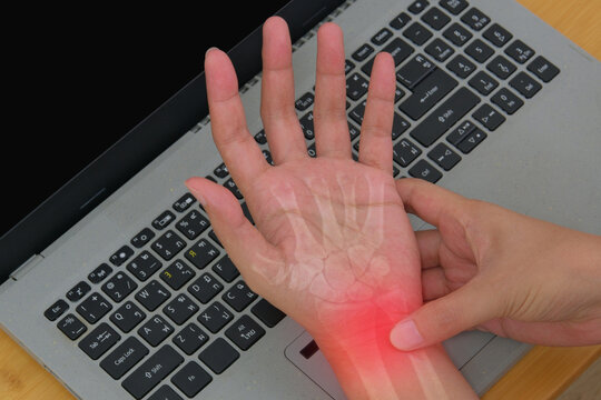 Wrist pain and carpal tunnel showing nerve compression from repetitive computer work with hand discomfort for medical and occupational health concepts.