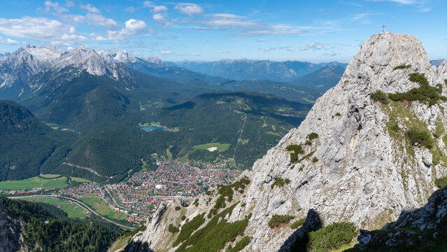 Blick auf die Stadt Mittenwald (Bayern) mit Viererspitze im Vordergrund und das Wetterstein-Gebirge im Hintergrund