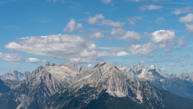 Bergpanorama auf das Wetterstein-Gebirge in den bayerischen Alpen im Sommer (Ansicht vom Osten)