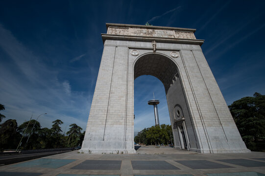 BARRIO DE MONCLOA EN MADRID, FARO DE MONCLOA, ARCO DEL TRIUNFO,  PINTOR ROSALES, PARQUE ROSALES