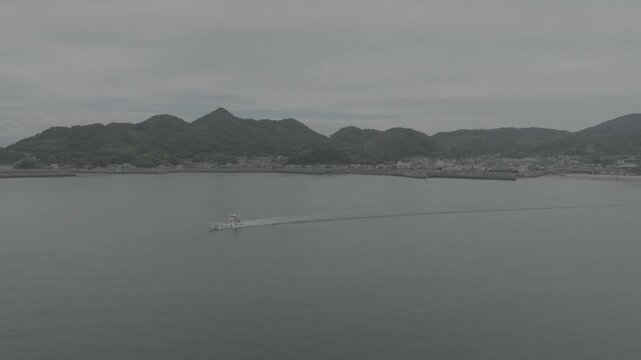 瀬戸内しまなみ海道の景観と穏やかな海 フェリーを左側から後ろに回り込むようなドローン空撮映像素材