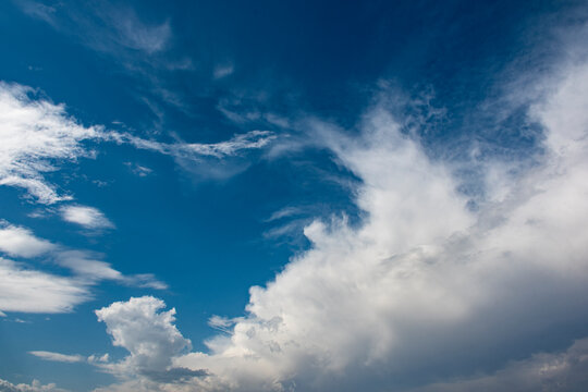 C&uacute;mulos y estratoc&uacute;mulos, con algunos cirros dispersos en la parte superior con cielo azul oscuro.