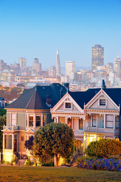 USA, California, San Francisco, Victorian houses on Steiner Street at Alamo Square in front of the skyline